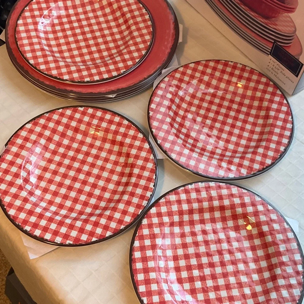 Gingham Pattern Dinnerware Set - Picture 5 of 9
